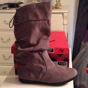 Gray slouch boots NWT 7.5